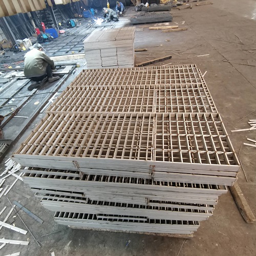 化工廠用不銹鋼鋼格板鋼格柵：防滑、防腐相結(jié)合