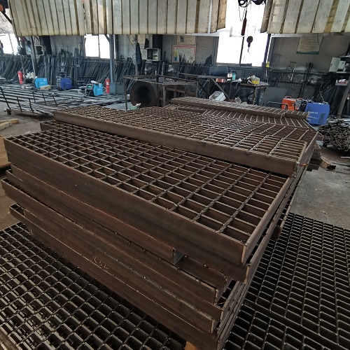 電力工程用平臺踏步耐用耐磨鋼格柵鋼格板負(fù)載力與安全解析