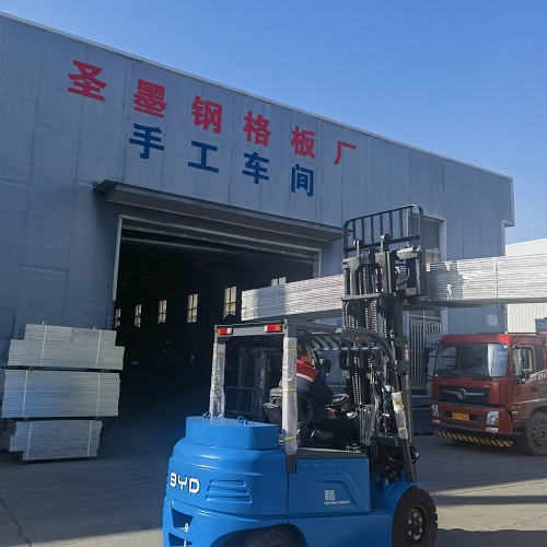 電力工程用平臺踏步耐用耐磨鋼格柵鋼格板負(fù)載力與安全解析