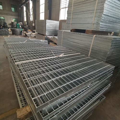 污水處理廠(chǎng)鋼格板如何選？防滑耐腐是關(guān)鍵！