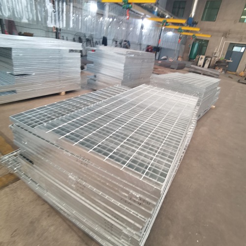 污水處理廠(chǎng)鋼格板如何選？防滑耐腐是關(guān)鍵！