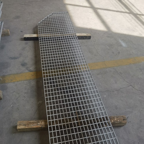 地鐵站臺鋼格板防滑處理：避免雨天事故！