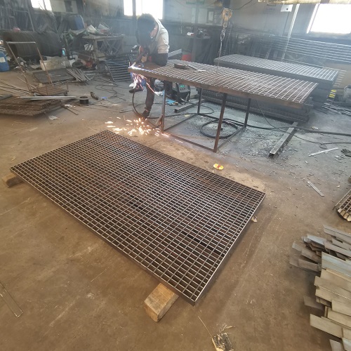 地鐵站臺鋼格板防滑處理：避免雨天事故！