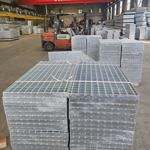 鋼格板表面處理方式對(duì)比：噴漆、鍍鋅、不銹鋼哪種更耐用？